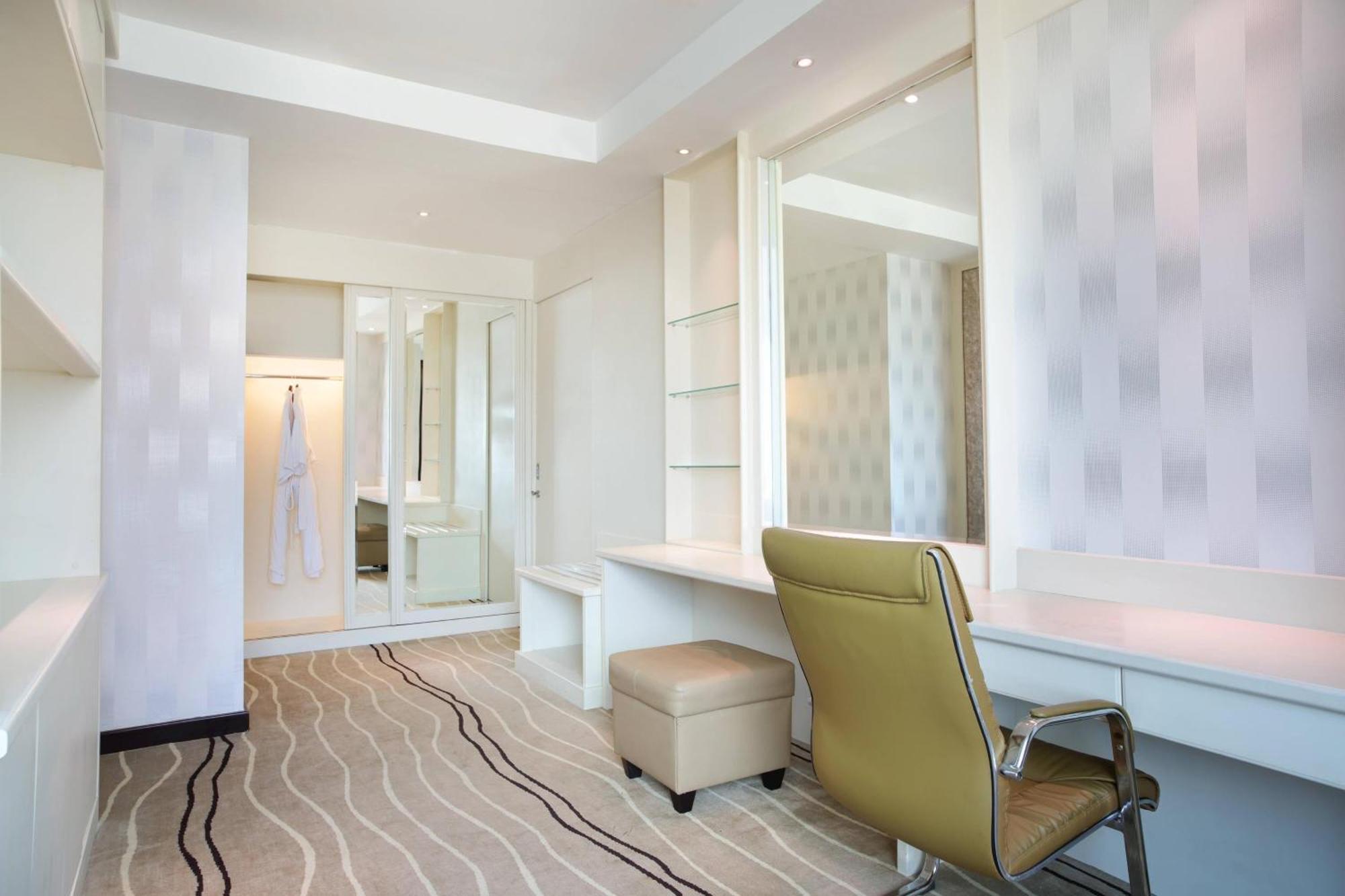 Four Points By Sheraton Медан Экстерьер фото
